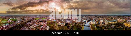 Luftpanorama von York, britische Skyline bei Sonnenaufgang mit York Minster. Stockfoto