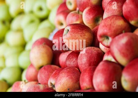 apfelbaum (Malus domestica), grüne und rote Äpfel zum Verkauf Stockfoto