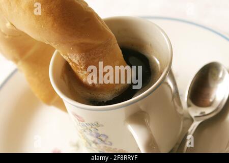 Croissant mit Kaffee Stockfoto