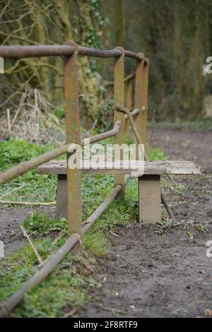 Stiles, Tore, Öffentliche Wegrechte, Grundbesitzer, pflegen Strukturen, Tore und Stile, Wegrechte, Riegel, Schlaufe, Bolzen, Fußwege, Brückenwege, Hunde Stockfoto