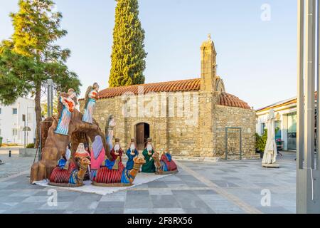 Dezember 2020. Kiti, Larnaka, Zypern. Kleine Kapelle und weihnachtskrippe in Kiti Stockfoto