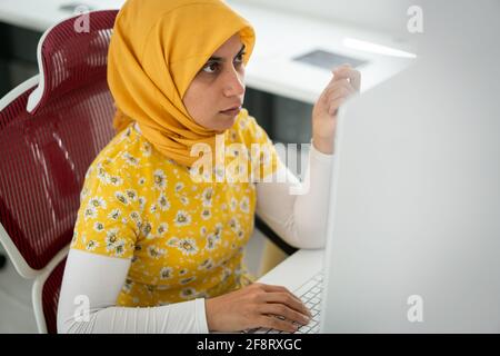 Geschäftsfrau aus dem Nahen Osten bei der Online-Konferenz Stockfoto