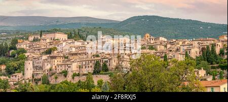 Panorama des historischen Stadtzentrums von Spello, Umbrien, Italien, mit Monte Subasio im Hintergrund. Stockfoto