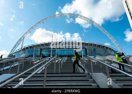 London, Großbritannien. 15. April 2021. Ein allgemeiner Blick auf die bald fertiggestellten olympischen Schritte im Wembley-Stadion. Die 48 Olympic Steps umfasst 4 Flüge zu je 12 Steps und wird das neue Tor zum Stadion für Besucher und Fans, die vom Olympic Way ankommen, und soll im Juni 2021 rechtzeitig für die Gruppenspiele der englischen Gruppe bei der Euro 2020 fertiggestellt werden. Kredit: Stephen Chung / Alamy Live Nachrichten Stockfoto