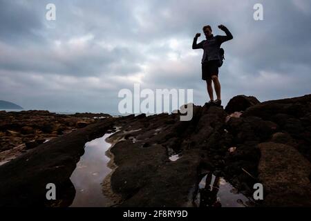 Junge gutaussehende männliche Touristen in Bai Tam Strand, Quan Lan Insel, Bai TU Long Bay, Vietnam. Landschaftsfoto am Meer, aufgenommen in Südostasien, Ha Long-Gebiet. Stockfoto