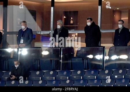 Von links: Oliver KAHN (designierter Vorsitzender der FCB-Geschäftsführung), Jörg WACKER, Andreas jung, Jan Christian DREESEN (Geschäftsführer FCB) - Mitglieder der Geschäftsführung der Tribuene Football Champions League, Viertelfinalspiel, Paris St. Germain (PSG) - FC Bayern München (M), am 13. April 2021 in Paris/Frankreich. â Verwendung weltweit Stockfoto