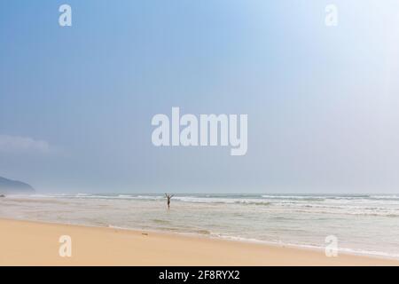 Schöner Mann am Strand von Quan Lan - Bai Bien - Insel, Bai TU Long Bay, Vietnam. Landschaftsfoto am Meer, aufgenommen in Südostasien, Ha Long-Gebiet. Stockfoto