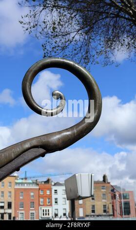 Scroll Detail der viking Longboat Skulptur auf Essex Quay In Dublin Stockfoto