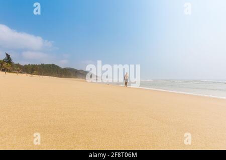 Schöner Mann am Strand von Quan Lan - Bai Bien - Insel, Bai TU Long Bay, Vietnam. Landschaftsfoto am Meer, aufgenommen in Südostasien, Ha Long-Gebiet. Stockfoto