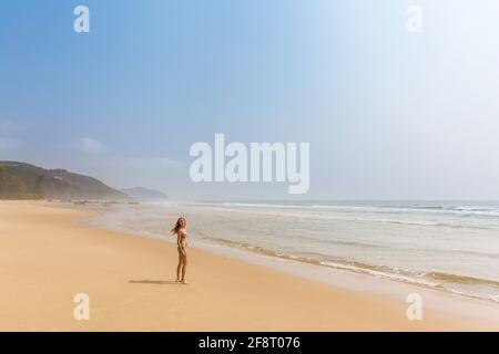 Junge Frau am Strand von Quan Lan - Bai Bien - Insel, Bai TU Long Bay, Vietnam. Landschaftsfoto am Meer, aufgenommen in Südostasien, Ha Long-Gebiet. Stockfoto