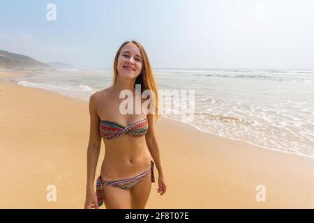 Junge Frau am Strand von Quan Lan - Bai Bien - Insel, Bai TU Long Bay, Vietnam. Landschaftsfoto am Meer, aufgenommen in Südostasien, Ha Long-Gebiet. Stockfoto