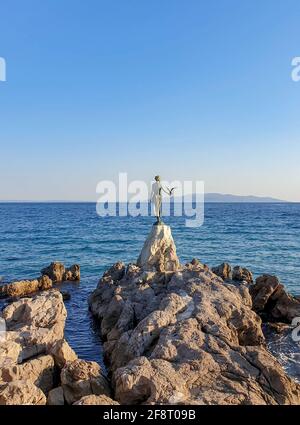 Statue eines Mädchens mit Möwe an der felsigen Küste in Opatija, Kroatien. Stockfoto