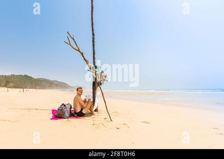 Schöner Mann am Strand von Quan Lan - Bai Bien - Insel, Bai TU Long Bay, Vietnam. Landschaftsfoto am Meer, aufgenommen in Südostasien, Ha Long-Gebiet. Stockfoto