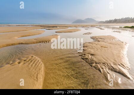 Schöne Landschaft von nebligen Quan Lan Strand - Bai Bien - Insel, Bai TU Long Bay, Vietnam. Landschaftsfoto am Meer, aufgenommen in Südostasien, Ha Long are Stockfoto