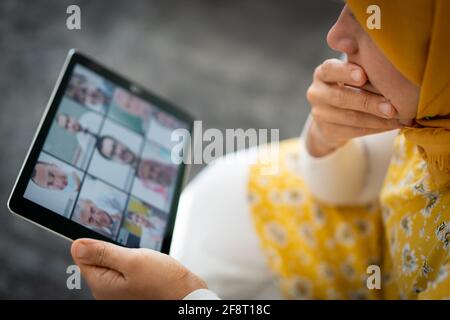 Geschäftsfrau aus dem Nahen Osten bei der Online-Konferenz Stockfoto