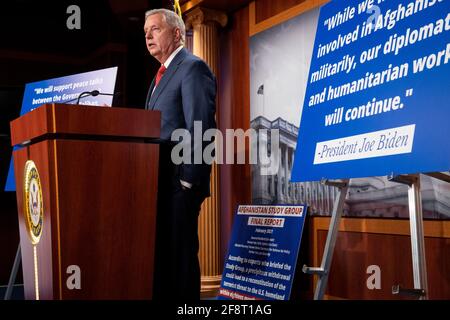Washington, DC, Mittwoch, 14. April 2021: Die US-Senatorin Lindsey Graham (Republikaner von South Carolina) hält am Mittwoch, den 14. April 2021, im US-Kapitol in Washington, DC, eine Pressekonferenz zum Plan von Präsident Joe Biden ab, US-Truppen aus Afghanistan abzuziehen. Quelle: Rod Lamkey/CNP /MediaPunch Quelle: MediaPunch Inc/Alamy Live News Stockfoto