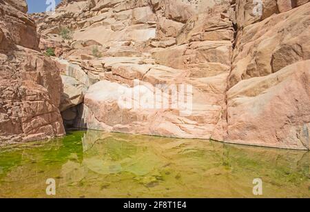 Süßwasser-Pool unter Dachüberstand im einsamen Berg canyon Stockfoto