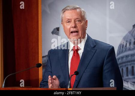Washington, DC, Mittwoch, 14. April 2021: Die US-Senatorin Lindsey Graham (Republikaner von South Carolina) hält am Mittwoch, den 14. April 2021, im US-Kapitol in Washington, DC, eine Pressekonferenz zum Plan von Präsident Joe Biden ab, US-Truppen aus Afghanistan abzuziehen. Quelle: Rod Lamkey/CNP /MediaPunch Quelle: MediaPunch Inc/Alamy Live News Stockfoto