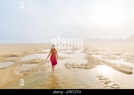 Schöne Frau am Strand von Quan Lan - Bai Bien - Insel, Bai TU Long Bay, Vietnam. Landschaftsfoto am Meer mit Nebel, aufgenommen in Südostasien, Ha Long-Gebiet Stockfoto