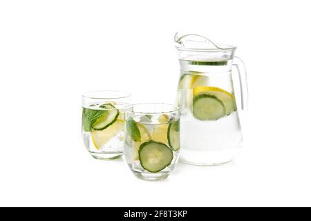 Wasser oder Wasser mit Gurke und Zitrone im Glas Isoliert auf weißem Hintergrund Stockfoto