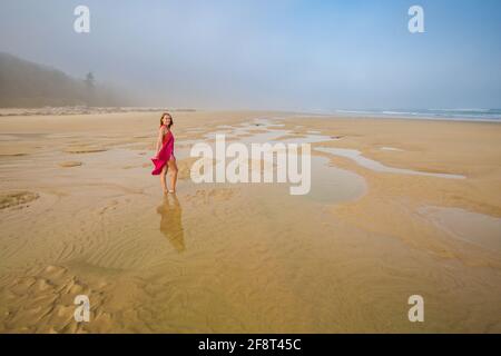 Schöne Frau am Strand von Quan Lan - Bai Bien - Insel, Bai TU Long Bay, Vietnam. Landschaftsfoto am Meer mit Nebel, aufgenommen in Südostasien, Ha Long-Gebiet Stockfoto