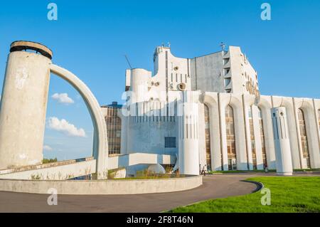 VELIKY NOWGOROD, RUSSLAND - 3. MAI 2016. Nowgorod Academic Drama Theatre benannt nach Fjodor Dostojewski in Weliki Nowgorod, Russland - Blick auf die Stadt Stockfoto