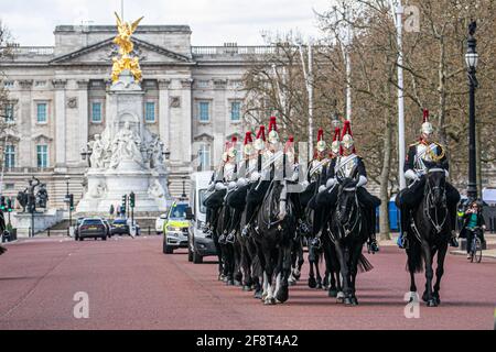 WESTMINSTER LONDON, GROSSBRITANNIEN. April 2021. Mitglieder der Household Cavalry Division, die auf der Mall als die reiten, erfüllen zum ersten Mal zeremonielle Aufgaben seit Lockerung der Sperrbeschränkungen. Kredit: amer ghazzal/Alamy Live Nachrichten Stockfoto