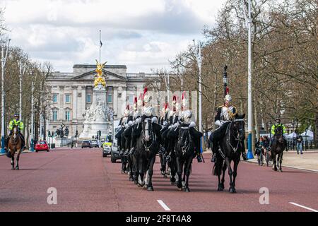 WESTMINSTER LONDON, GROSSBRITANNIEN. April 2021. Mitglieder der Household Cavalry Division, die auf der Mall als die reiten, erfüllen zum ersten Mal zeremonielle Aufgaben seit Lockerung der Sperrbeschränkungen. Kredit: amer ghazzal/Alamy Live Nachrichten Stockfoto