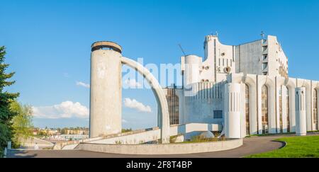 VELIKY NOWGOROD, RUSSLAND - 3. MAI 2016. Nowgorod Academic Drama Theatre benannt nach Fjodor Dostojewski in Weliki Nowgorod, Russland - Panoramablick Stockfoto