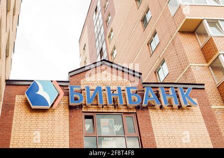 VELIKY NOWGOROD, RUSSLAND - 17. MAI 2016. Logo der Binbank - Russische Bank. Binbank-Logo auf dem Gebäude mit Binbank-Inschrift auf Russisch Stockfoto