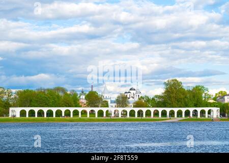 Veliky Nowgorod, Russland, Architekturansicht. Jaroslaws Hof und der Fluss Wolchow unter dramatischem Himmel am bewölkten Tag Weliki Nowgorod, Russland Stockfoto