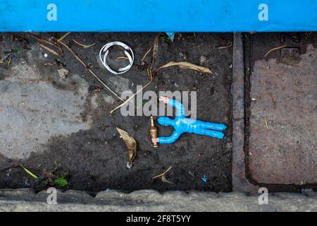 Kleine Plastikfigur, Die In Der Rinne Verloren Geht Stockfoto