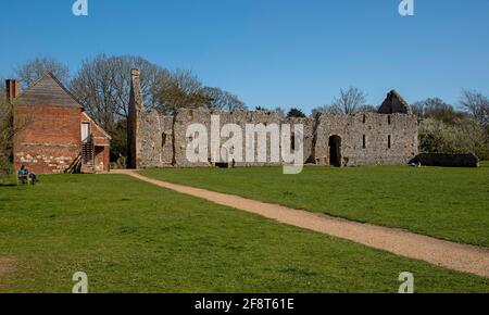 Bishop's Waltham, Winchester, Hampshire, England, Großbritannien. 2021. Die Hauptruine des Bishop's Waltham Palace, in der Nähe von Winchester, Großbritannien. Stockfoto