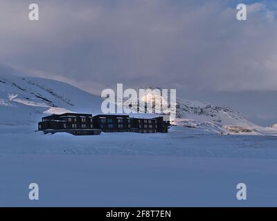 Ansicht der touristischen Unterkunft Fosshotel Glacier Lagoon, betrieben von der Firma Islandshotel, der größten isländischen Hotelkette, im Winter. Stockfoto