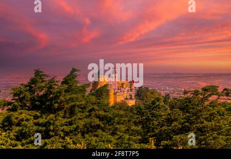 Luftaufnahme des Pena Palace bei Sonnenuntergang Stockfoto
