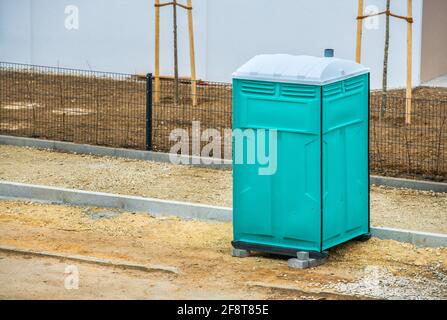 Mieten Sie eine mobile Toilette für die Bauarbeiter. Service eines regionalen Lieferanten- und Dienstleistungsunternehmens. Copyspace Stockfoto