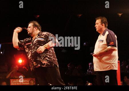 WORLD DARTS FINALE IM CIRCUS TAVEN PETER MANLEY UND PHIL TAYLOR 2/1/2006 BILD DAVID ASHDOWNDARTS Stockfoto