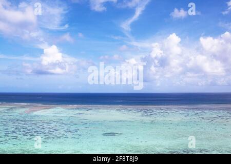 Blauer Himmel und blaues Meer Stockfoto