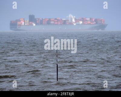 Sheerness, Kent, Großbritannien. April 2021. Wetter in Großbritannien: Ein kurzer „April-Regen“ zwischen den Sonntagsstunden in Sheerness, Kent, heute Nachmittag. Containerschiff Madrid Express. Kredit: James Bell/Alamy Live Nachrichten Stockfoto