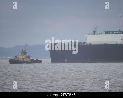 Sheerness, Kent, Großbritannien. April 2021. Wetter in Großbritannien: Ein kurzer „April-Regen“ zwischen den Sonntagsstunden in Sheerness, Kent, heute Nachmittag. Tessala-Schiff mit Flüssiggas (LNG). Kredit: James Bell/Alamy Live Nachrichten Stockfoto