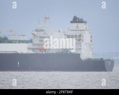 Sheerness, Kent, Großbritannien. April 2021. Wetter in Großbritannien: Ein kurzer „April-Regen“ zwischen den Sonntagsstunden in Sheerness, Kent, heute Nachmittag. Tessala-Schiff mit Flüssiggas (LNG). Kredit: James Bell/Alamy Live Nachrichten Stockfoto