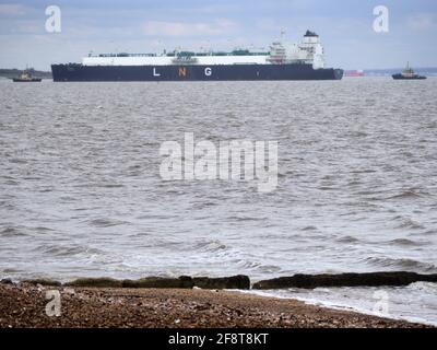 Sheerness, Kent, Großbritannien. April 2021. Wetter in Großbritannien: Ein kurzer „April-Regen“ zwischen den Sonntagsstunden in Sheerness, Kent, heute Nachmittag. Tessala-Schiff mit Flüssiggas (LNG). Kredit: James Bell/Alamy Live Nachrichten Stockfoto