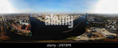 360 x 130 Grad-Panorama Luftbild: Skyline u.a. mit Spree, Oberbaumbrücke, Fernsehturm, Berlin (nur für redaktionelle Verwendung. Keine Werbung. Ref Stockfoto