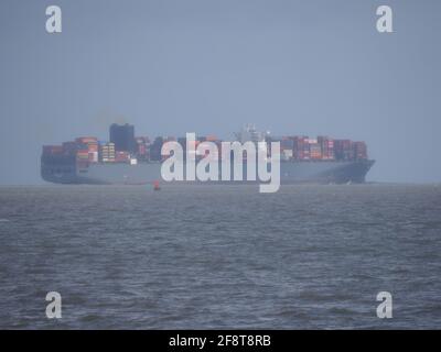 Sheerness, Kent, Großbritannien. April 2021. Wetter in Großbritannien: Ein kurzer „April-Regen“ zwischen den Sonntagsstunden in Sheerness, Kent, heute Nachmittag. Containerschiff Madrid Express. Kredit: James Bell/Alamy Live Nachrichten Stockfoto