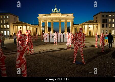 Impressionen: Die etwas ungelenke Kunst-Installation von Dennis Josef Meseg zum Thema Coronakrise mit dem Titel 'IT is like it is', 31. Maerz 2021, Br Stockfoto