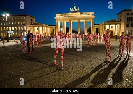 Impressionen: Die etwas ungelenke Kunst-Installation von Dennis Josef Meseg zum Thema Coronakrise mit dem Titel 'IT is like it is', 31. Maerz 2021, Br Stockfoto