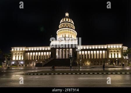 Gebäude der Hauptstadt (El Capitolio) bei Nacht in Havanna, Kuba. Stockfoto