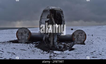 Vorderansicht des verlassenen Flugzeugwracks eines DC-3 (C-117) Flugzeugs am Solheimasandur Strand an der Südküste im Winter mit karger Landschaft. Stockfoto