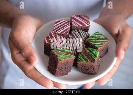 Ein Stück hausgemachter Brownie auf dem Teller auf dem Tisch Stockfoto