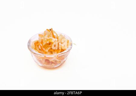 Sauerkraut in einer Glasschale auf weißem Hintergrund Stockfoto